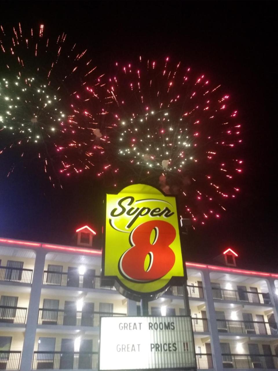 Super 8 By Wyndham Pigeon Forge-Emert St Hotel Exterior photo